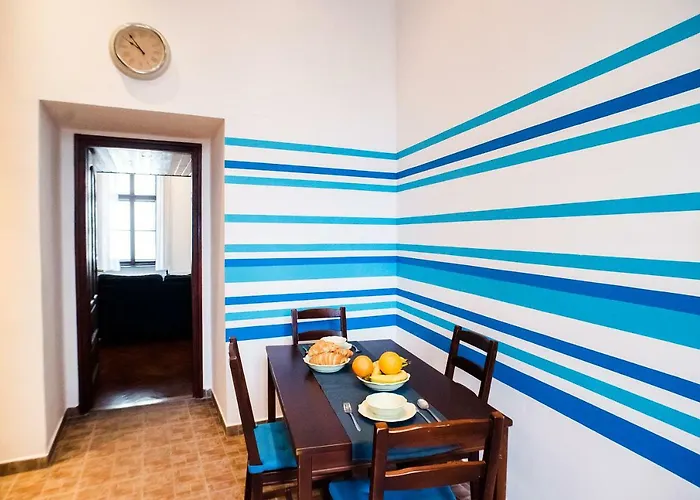 Indigo Apartment With Free Parking